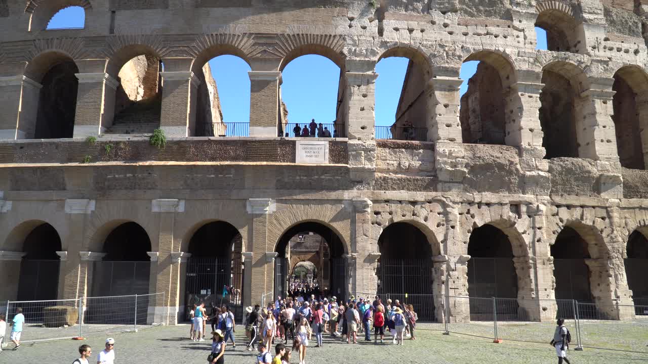 3个剪辑在1。罗马斗兽场附近的一群游客。意大利罗马，4K视频下载