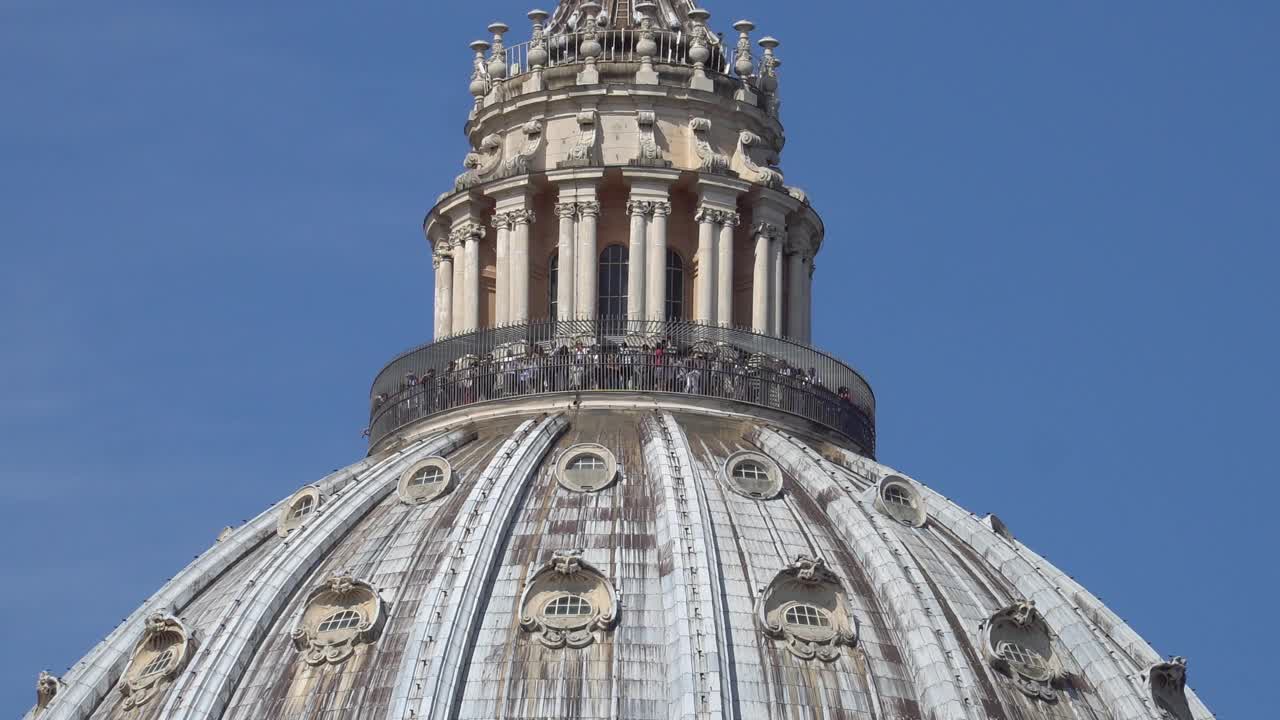 梵蒂冈城。一群游客在圣彼得大教堂的圆顶上。罗马。4 k。视频下载