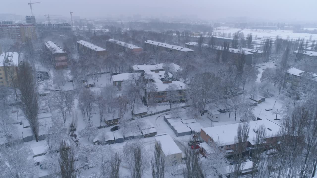鸟瞰图。这架无人机在东欧典型的居民区上空飞行。基辅,乌克兰。视频下载