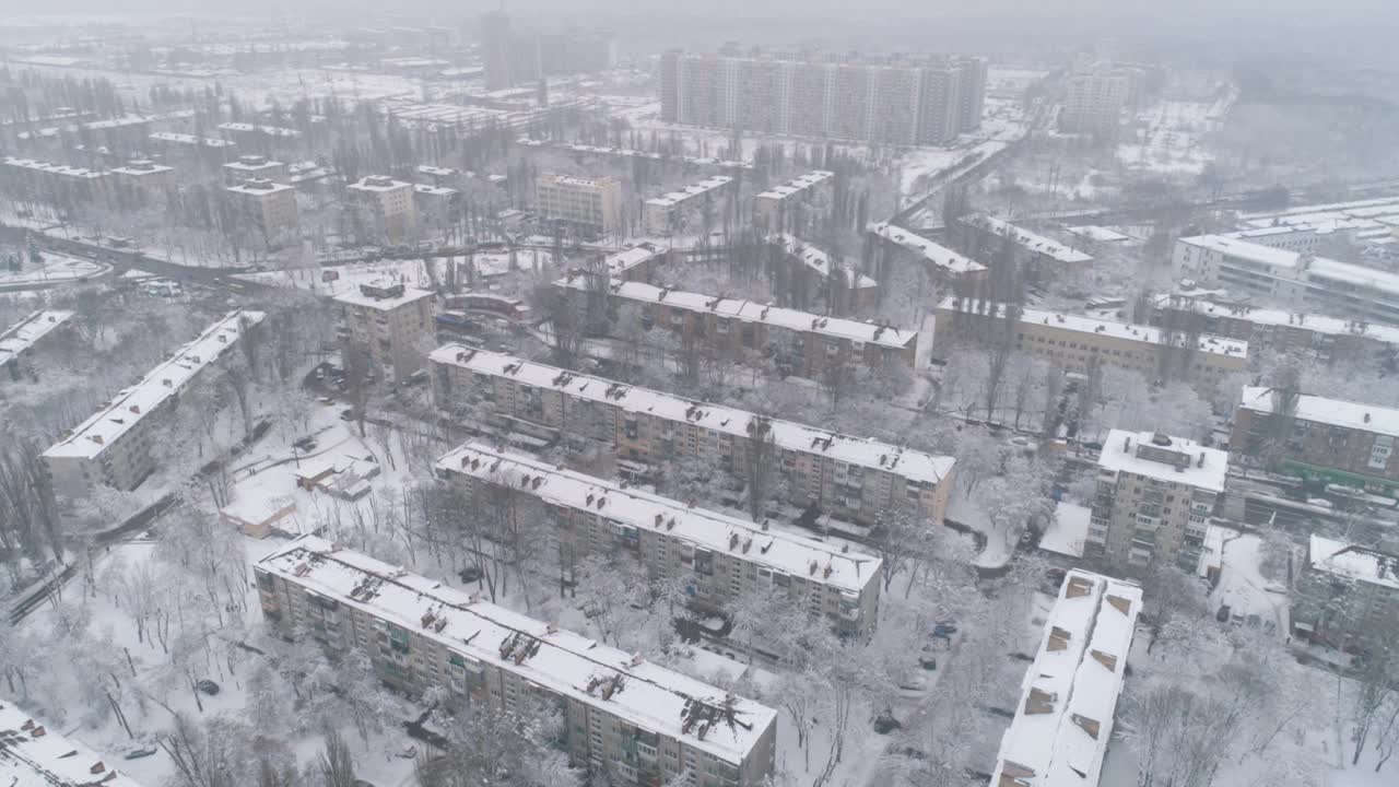 鸟瞰图。这架无人机在东欧典型的居民区上空飞行。基辅,乌克兰。视频下载