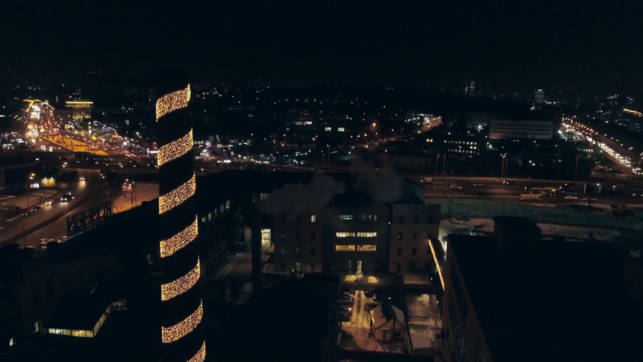 无人机视频。圣诞路灯装饰。照亮建筑。4 k。视频下载