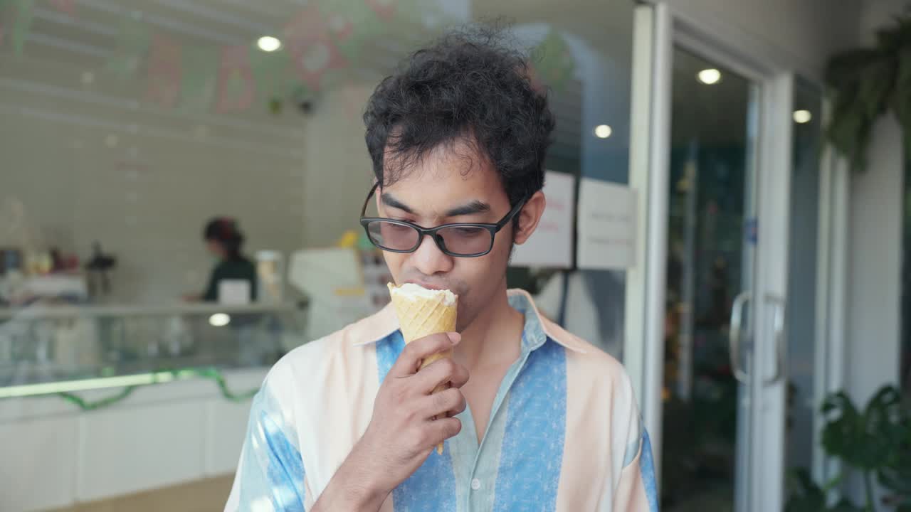 压力大的亚洲中年男性在咖啡馆吃完冰淇淋后感到牙痛。一名亚洲男子在吃了冷甜点后突然牙痛。
需要牙科治疗。牙龈萎缩，牙齿护理。视频下载