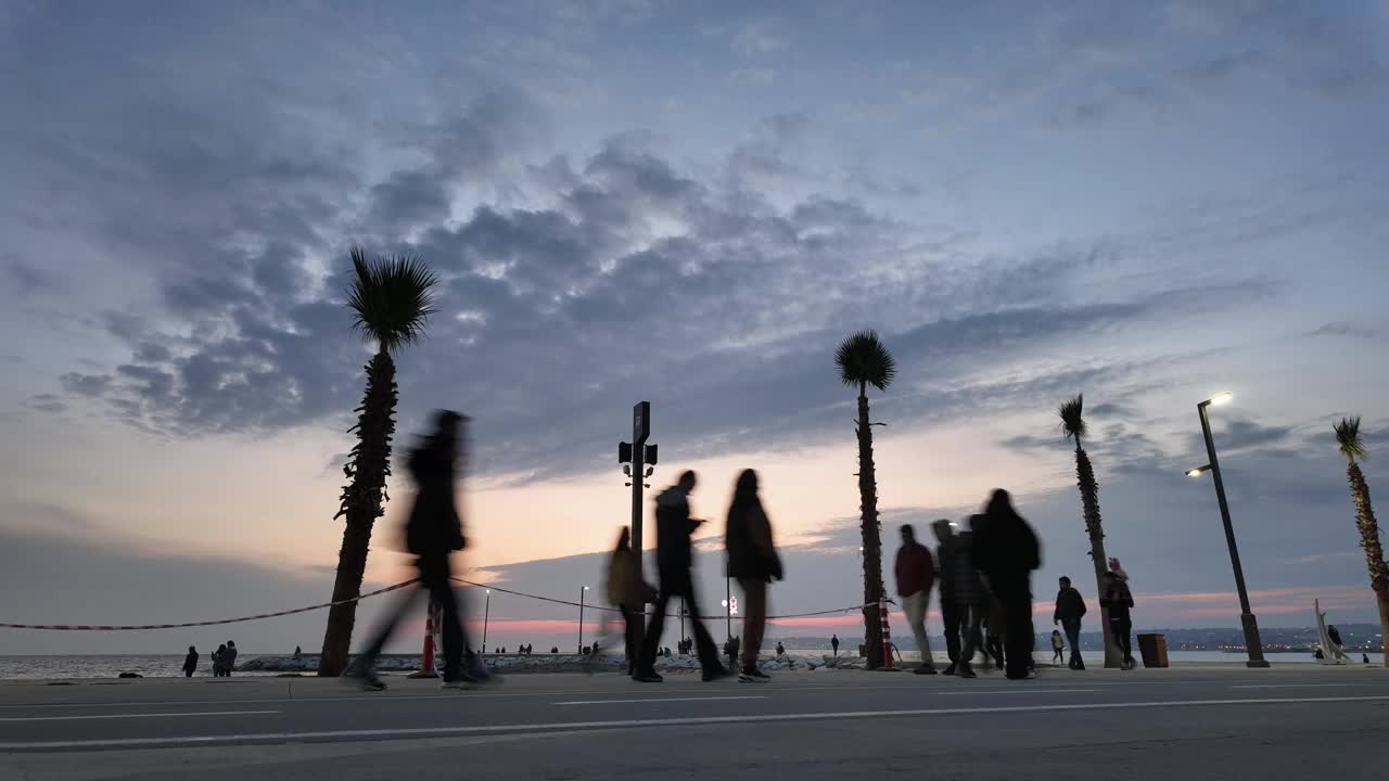 人们在伊斯坦布尔日落时的剪影- Buyukcekmece视频下载