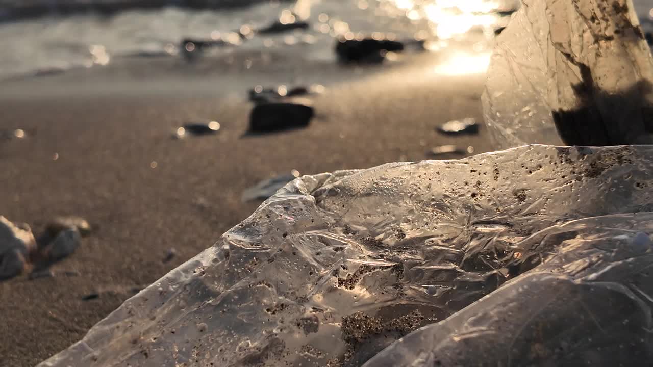 沙滩上的塑料垃圾。视频素材