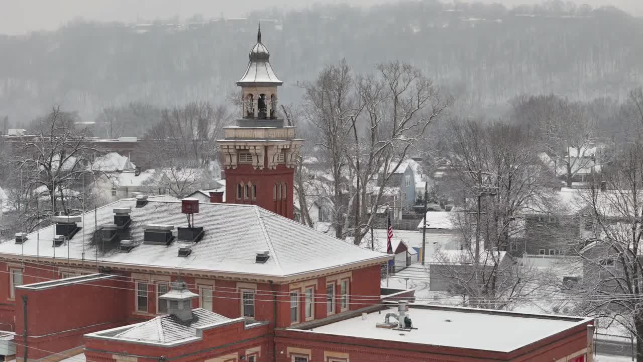 小城市市政厅大楼的视差鸟瞰图视频下载