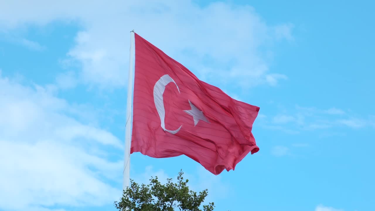 在一个晴朗的日子里，土耳其国旗挥舞的慢动作无缝循环视频下载
