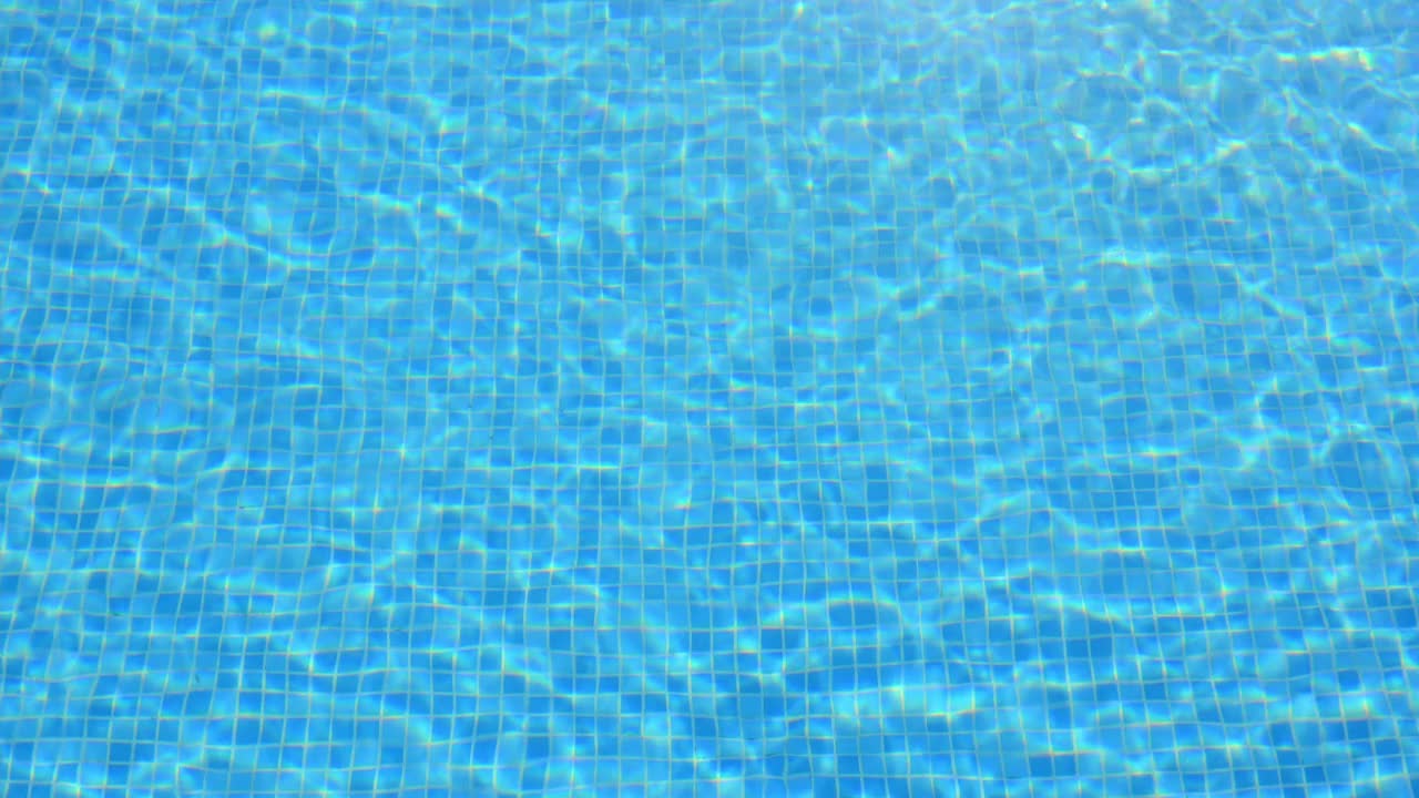 游泳池里蓝色的水。晴朗的夏日。从上面看。视频下载