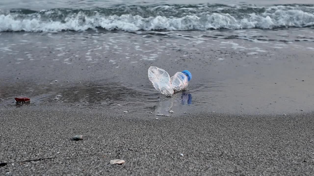 沙滩上的塑料垃圾。视频下载