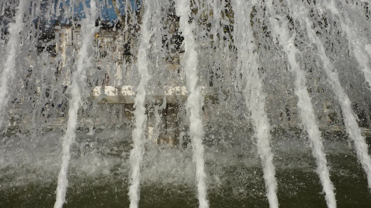 玻璃瀑布上的溪水流淌下来，创造了一个美丽的背景视频下载