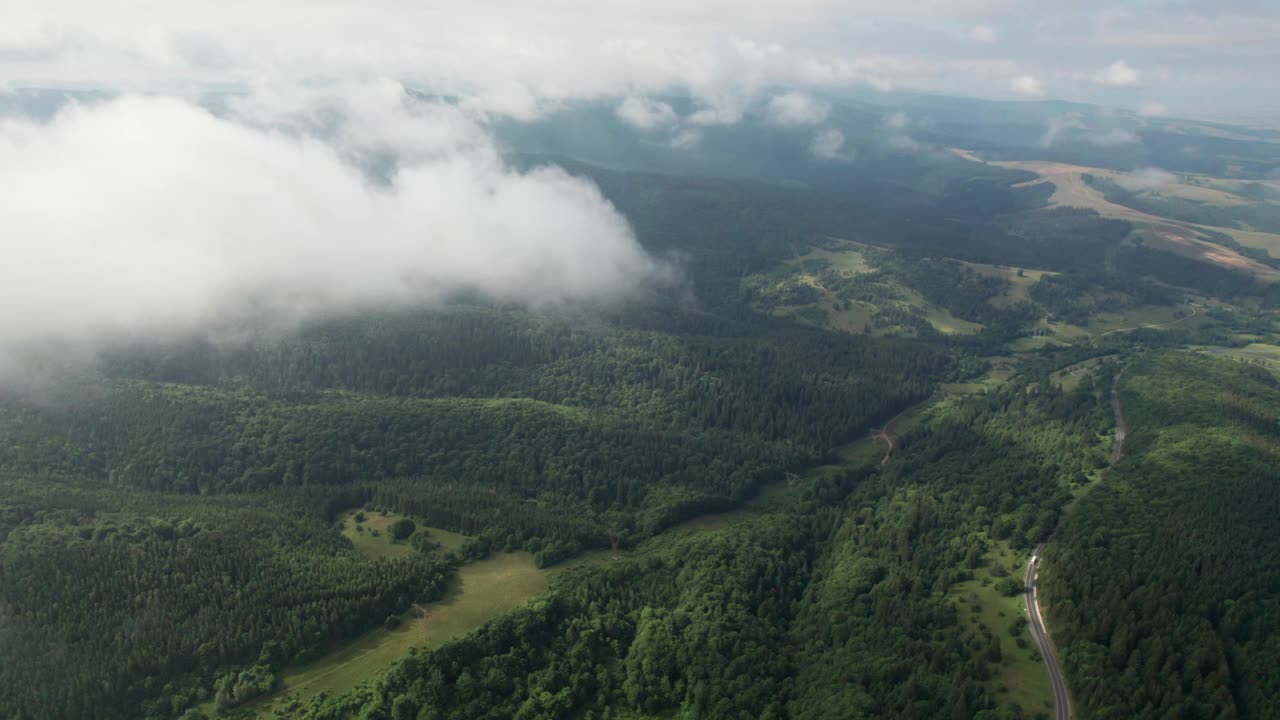 罗马尼亚的空中无人机自然景观。喀尔巴阡山脉，公路，黄山覆盖着森林视频下载