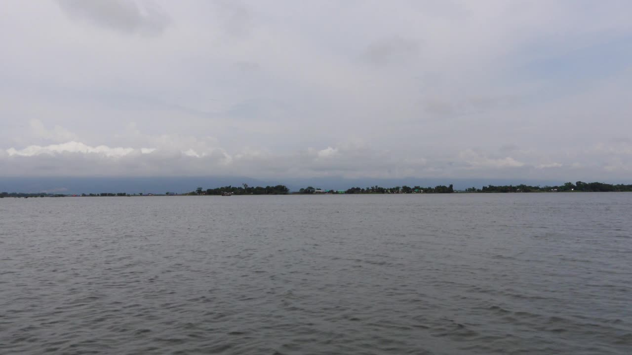 从移动的船上看到的沼泽地的景色。孟加拉国苏南甘杰的哈尔湿地水景。视频下载