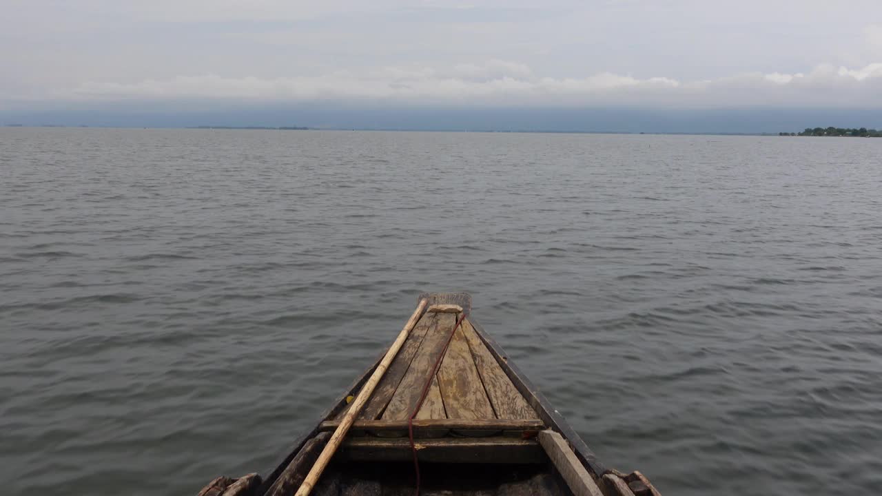 从移动的船上可以看到河和哈尔流域的美丽景色。孟加拉国苏南甘杰的哈尔湿地水景。视频下载