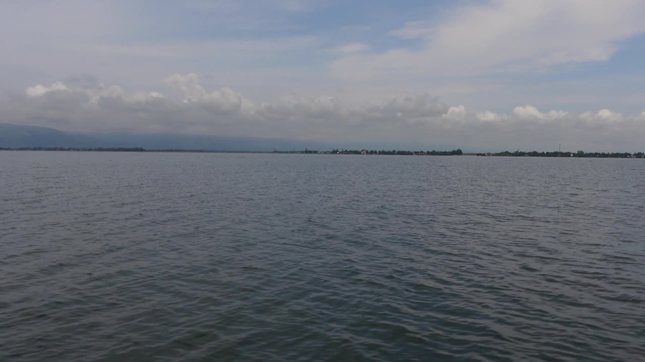 从移动的船上看到的沼泽地的景色。孟加拉国苏南甘杰的哈尔湿地水景。视频下载