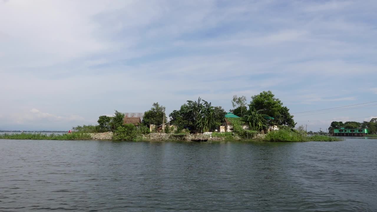 哈尔沼泽地区湿地水中的树木。孟加拉国苏南甘杰的哈尔湿地水景。视频下载