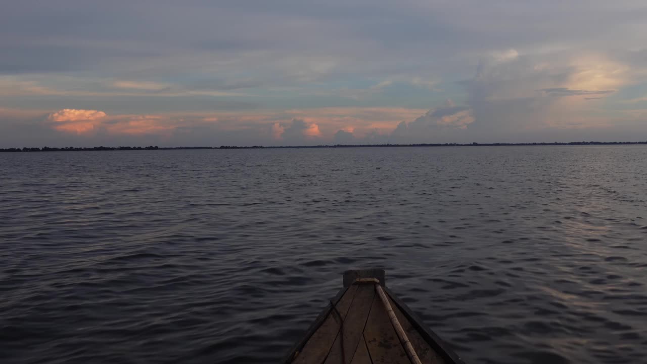 从移动的船上可以看到河和哈尔流域的美丽景色。孟加拉国苏南甘杰的哈尔湿地水景。视频下载