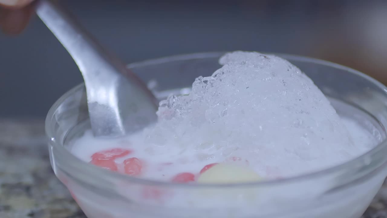 用手从甜食中取出冰块视频素材