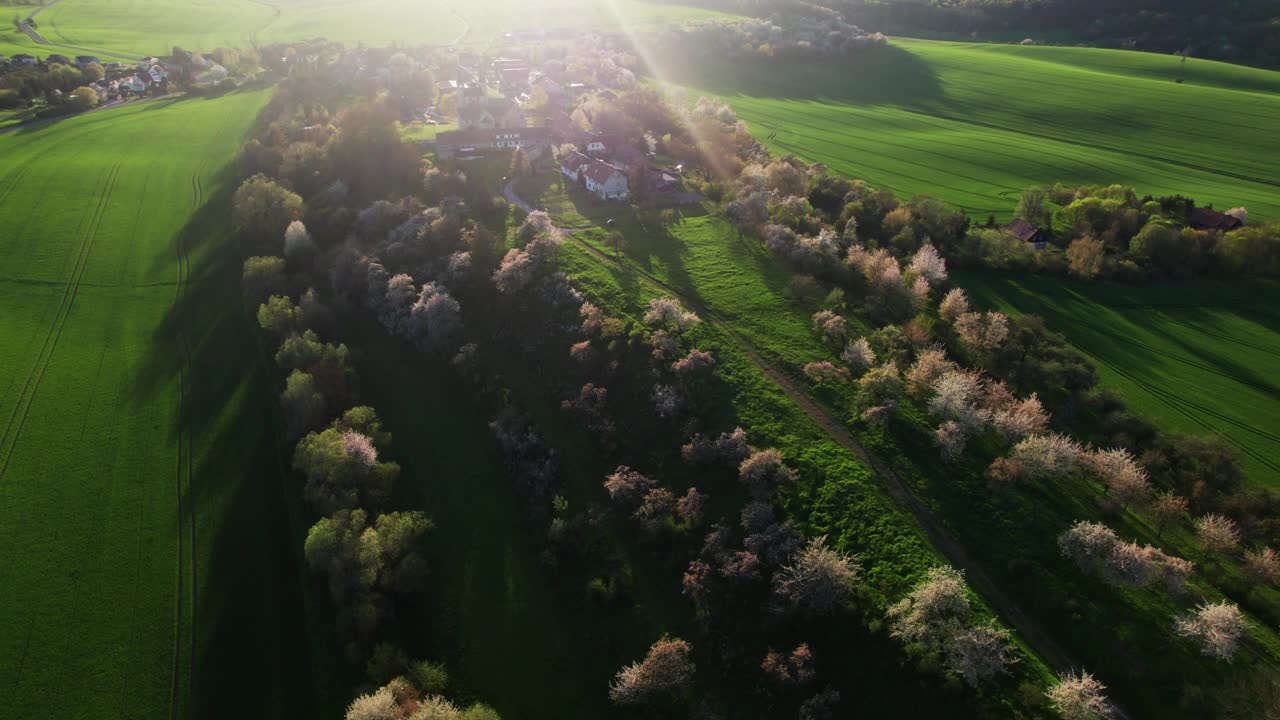 日落时分，无人机飞过德国一个有教堂的小村庄视频下载