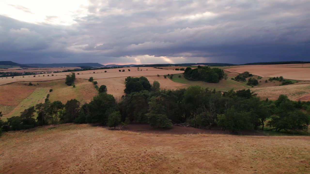 雷雨前无人机飞过农田。德国。视频下载