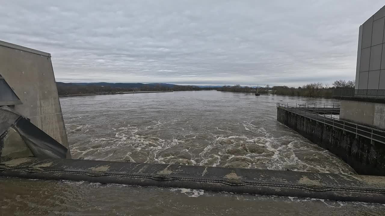 多瑙河发生洪水视频下载