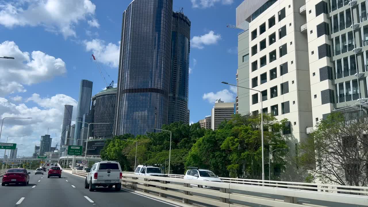澳大利亚昆士兰州布里斯班加冕大道上的交通视频下载