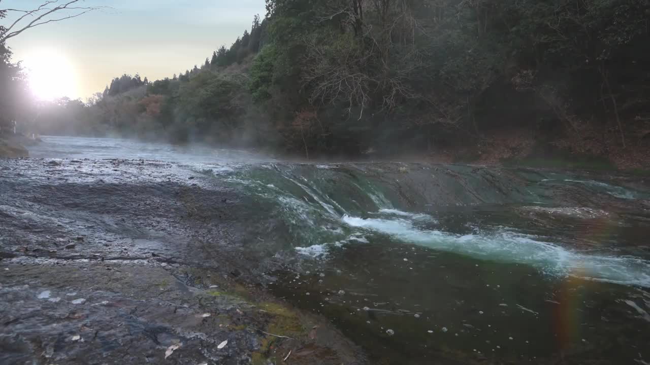日出时的河流和小瀑布视频下载