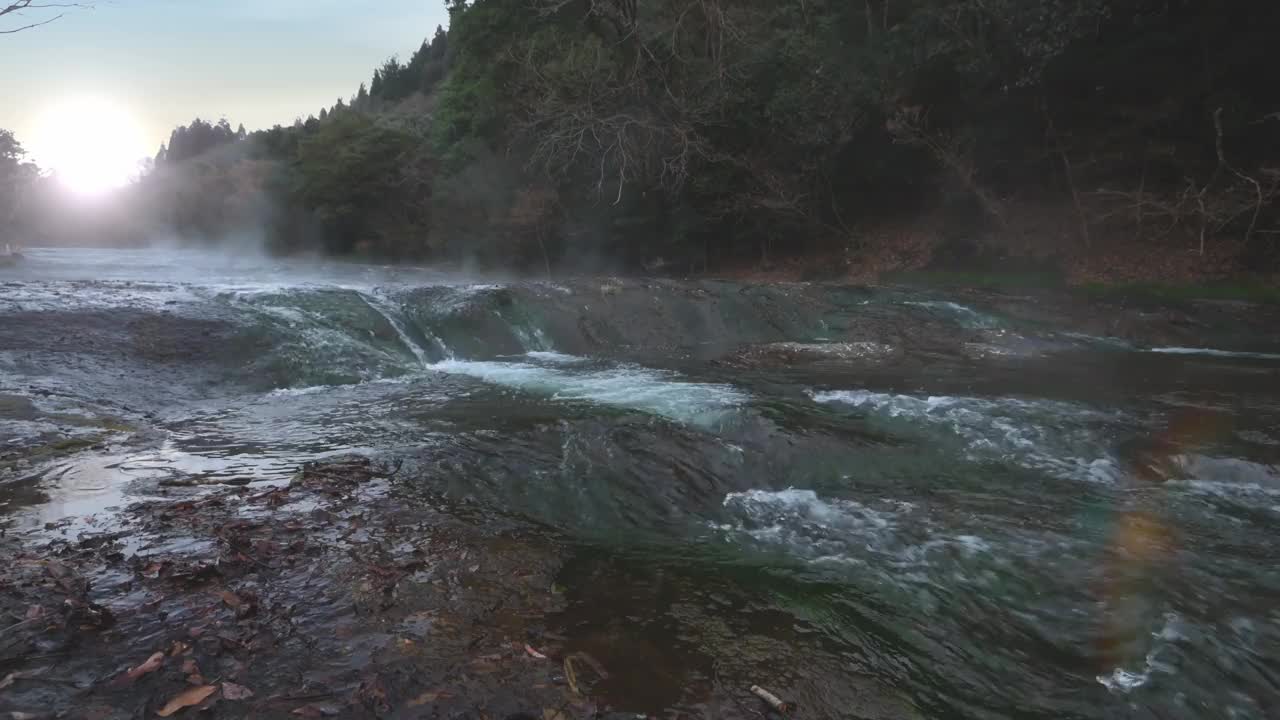 日出时的河流和小瀑布视频下载