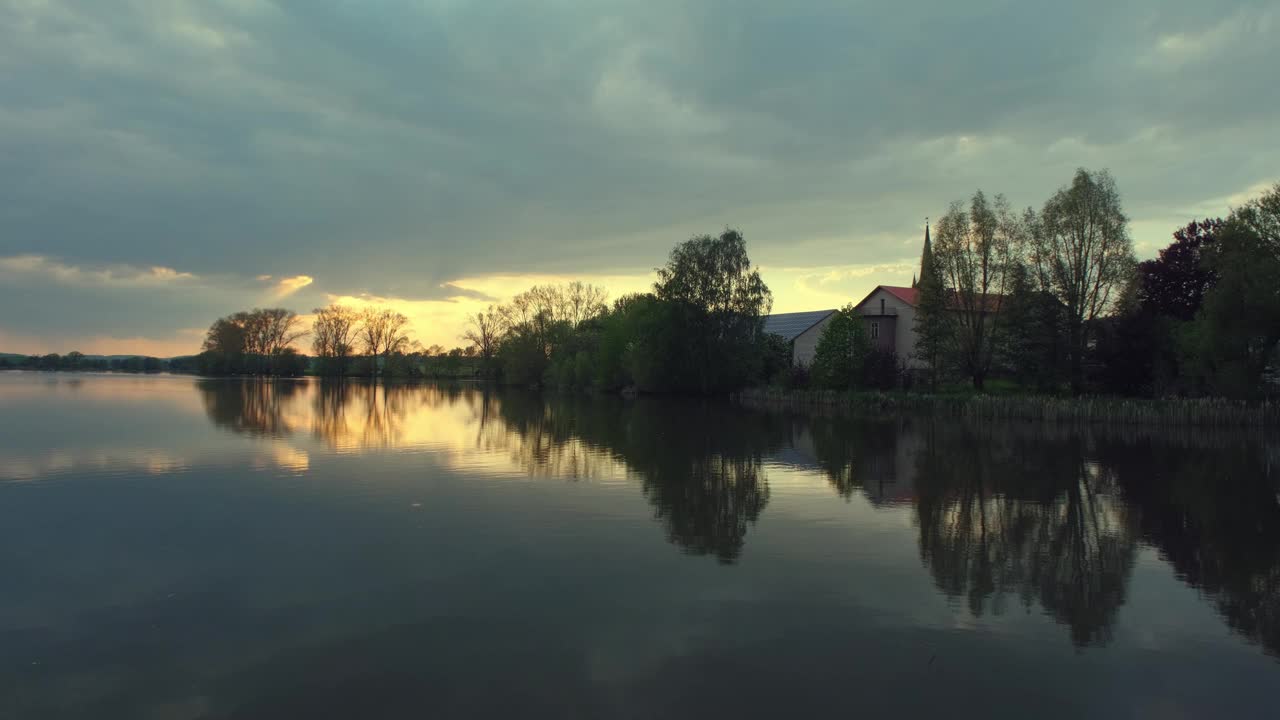 美丽的全景日落反射在德国的小湖上。视频下载