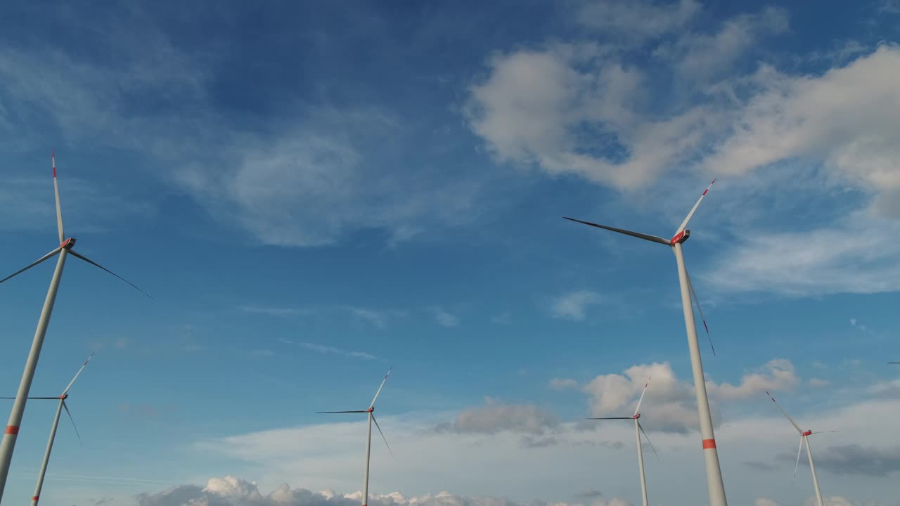 无人机拍摄的德国风车。绿色可持续能源。视频下载