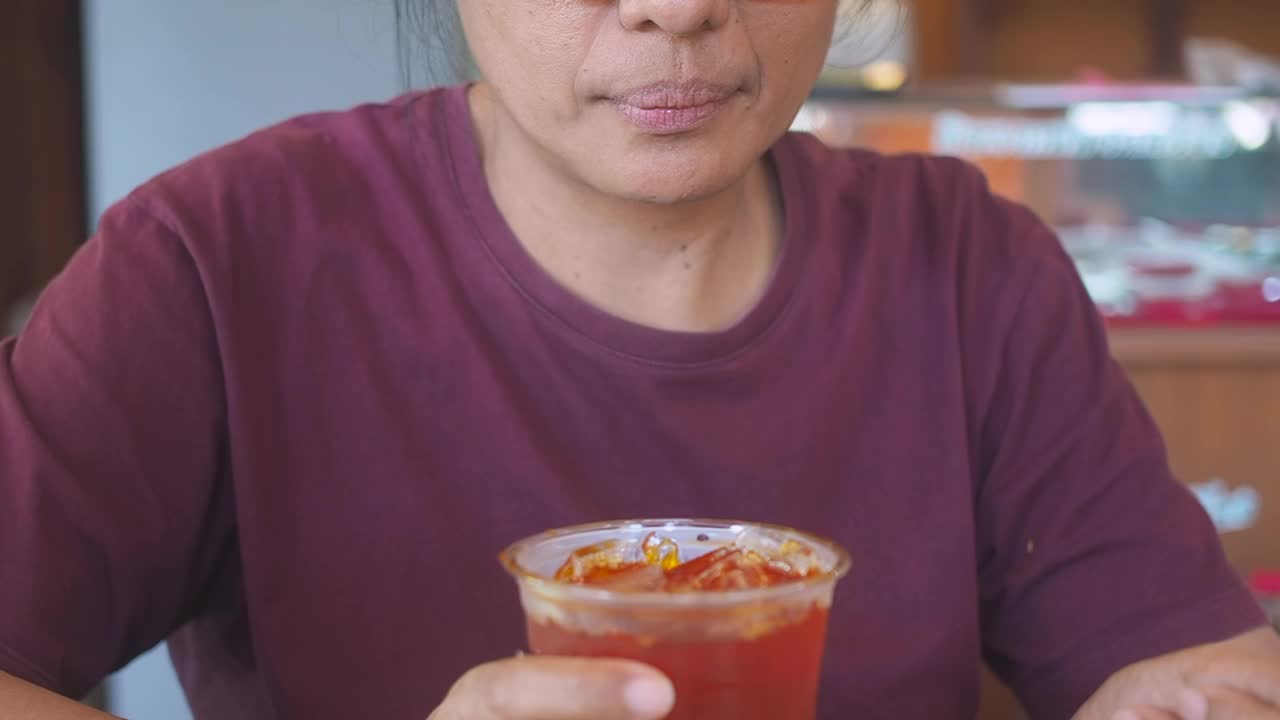 喝茶时牙齿敏感的女人视频素材