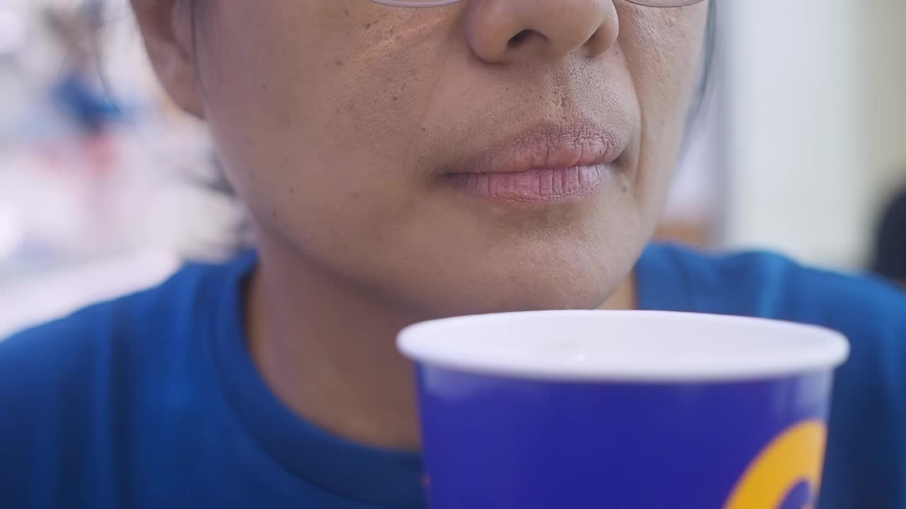 女人喝水时牙齿敏感视频下载