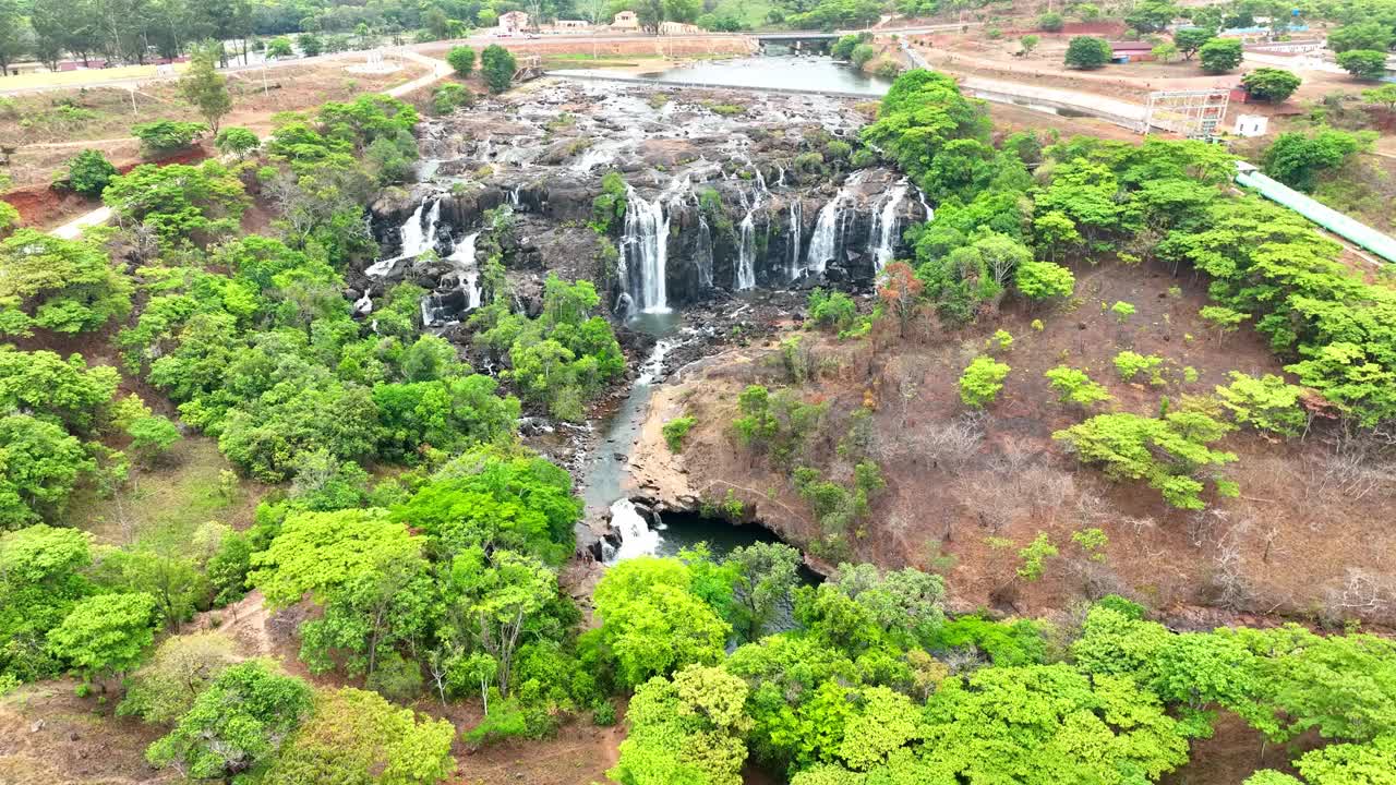 非洲安哥拉南伦达Chiumbe瀑布航拍图视频下载