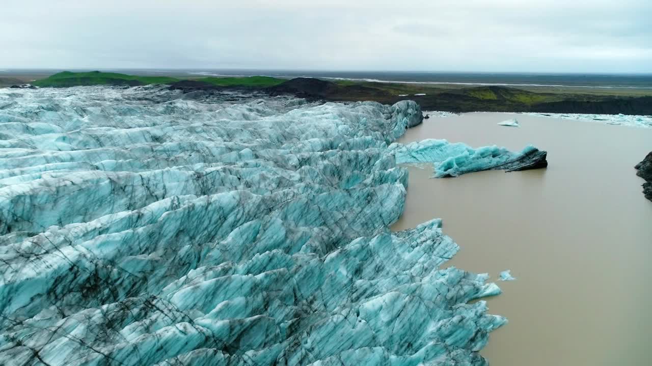 冰岛索尔黑马冰川湖上厚厚的一层冰。视频下载
