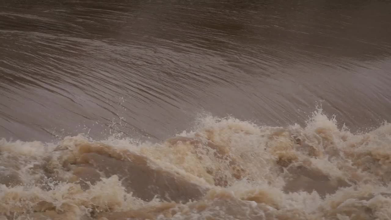 库梅拉，黄金海岸，2024年1月2日——在2024年风暴的洪水下，汹涌湍急的水流穿过库梅拉河堤道。视频下载