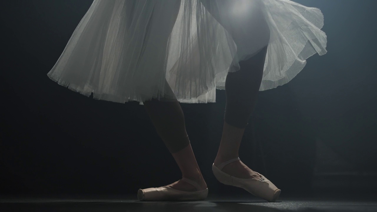 芭蕾舞演员穿着尖头鞋的脚视频下载