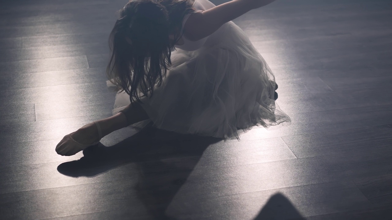 芭蕾舞演员在舞蹈室训练经典芭蕾视频下载