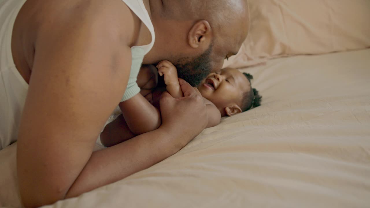 可爱的婴儿和她慈爱的父亲在一个舒适的家庭环境中度过了纯粹的幸福时刻视频下载