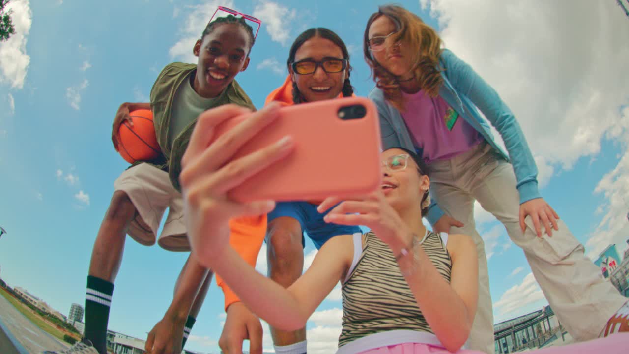 Z世代一群朋友一起使用智能手机的广角照片。视频下载