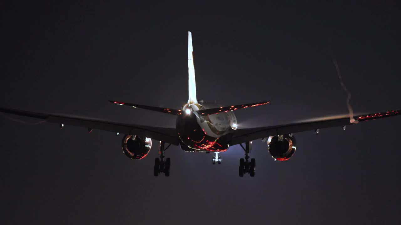 飞机在夜间降落在机场视频下载