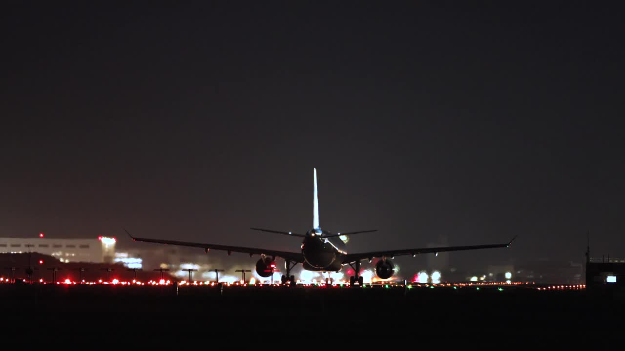 飞机在夜间从跑道起飞视频素材