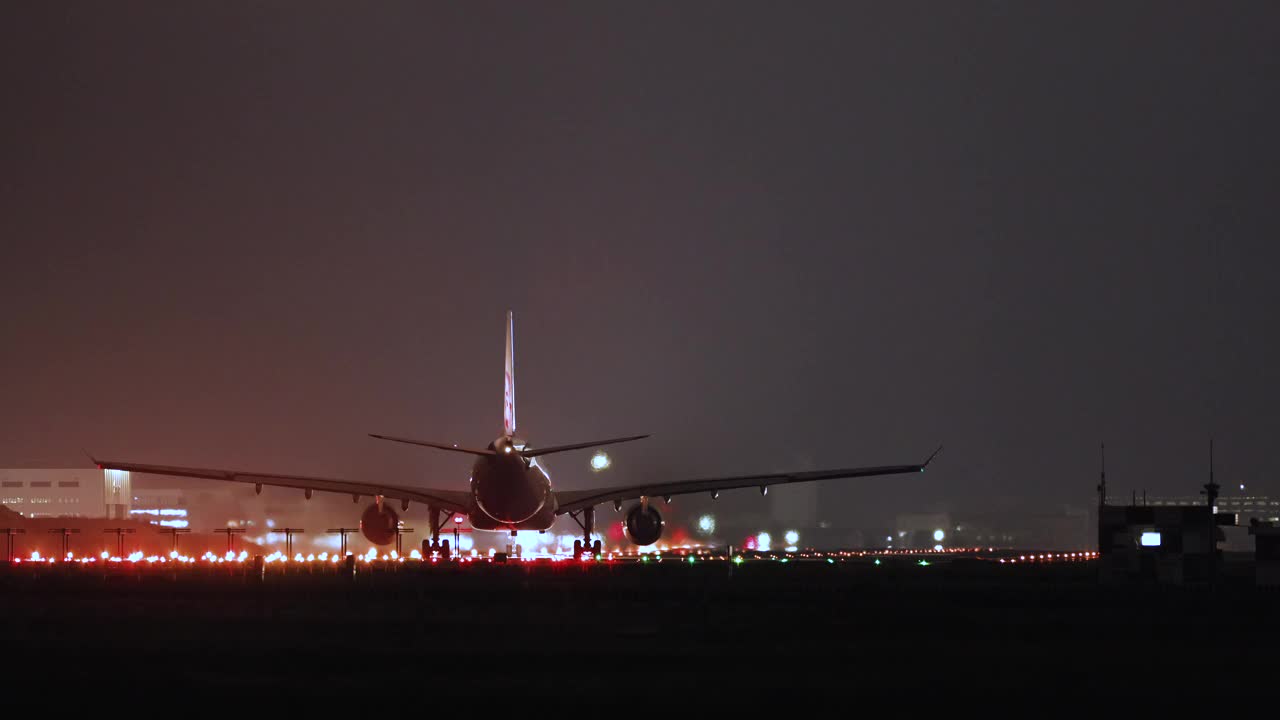 飞机在夜间从跑道起飞视频下载