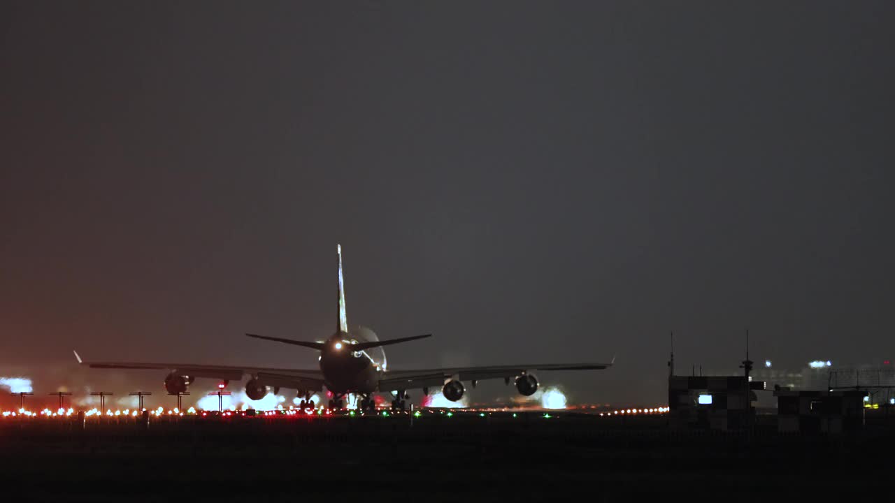 飞机在夜间从跑道起飞视频下载