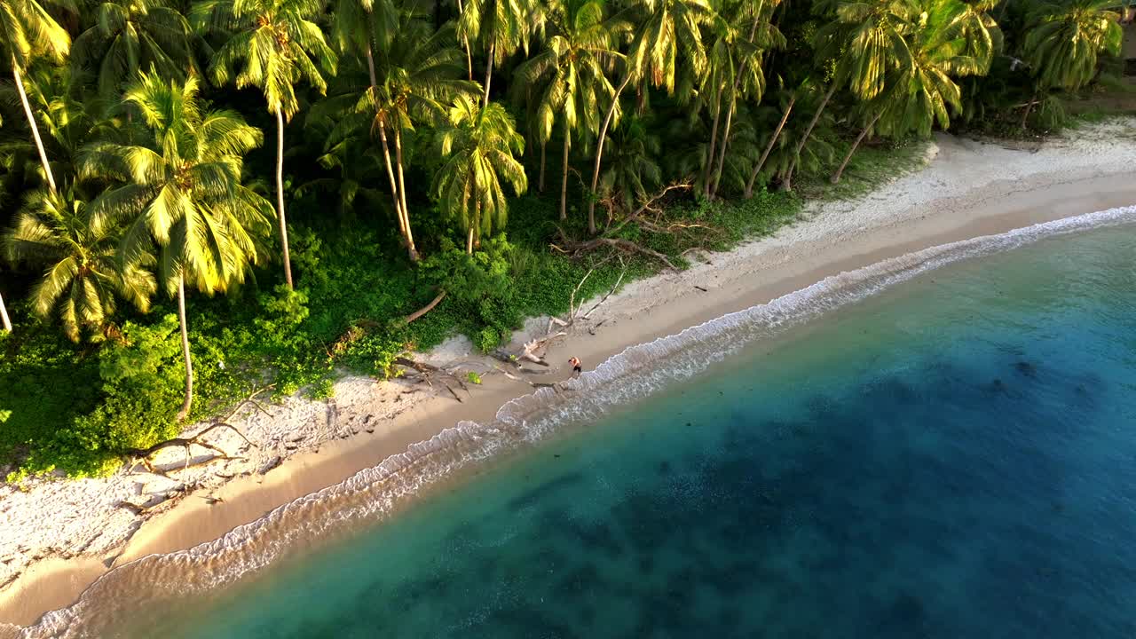 巴拉望岛巴顿港白沙滩鸟瞰图-无人机4K视频下载
