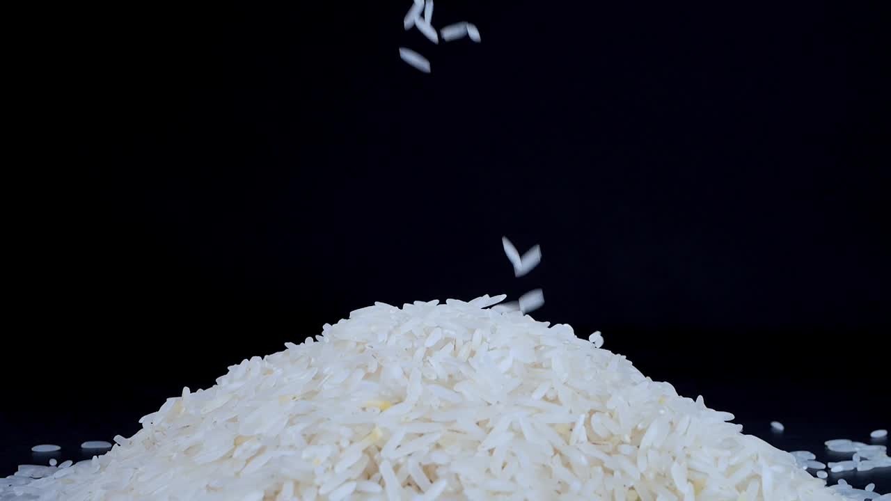 印度香米白米饭落在黑色的背景上视频下载