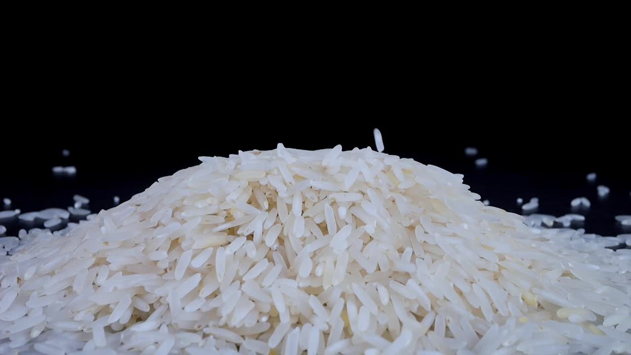 印度香米白米饭落在黑色的背景上视频下载