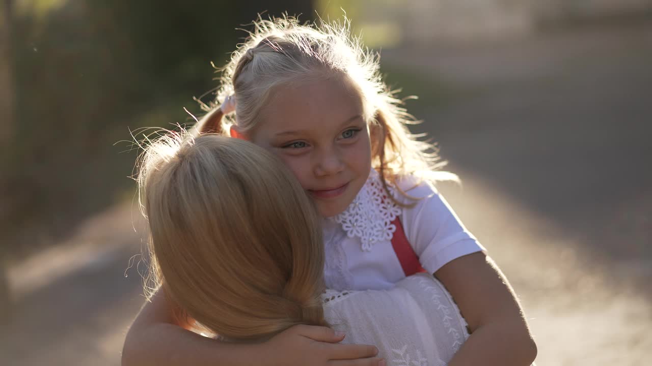 女孩放学后拥抱她的妈妈视频下载