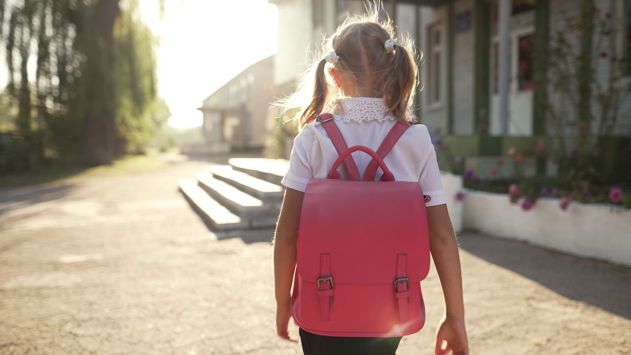 背着背包的女孩去上学视频下载