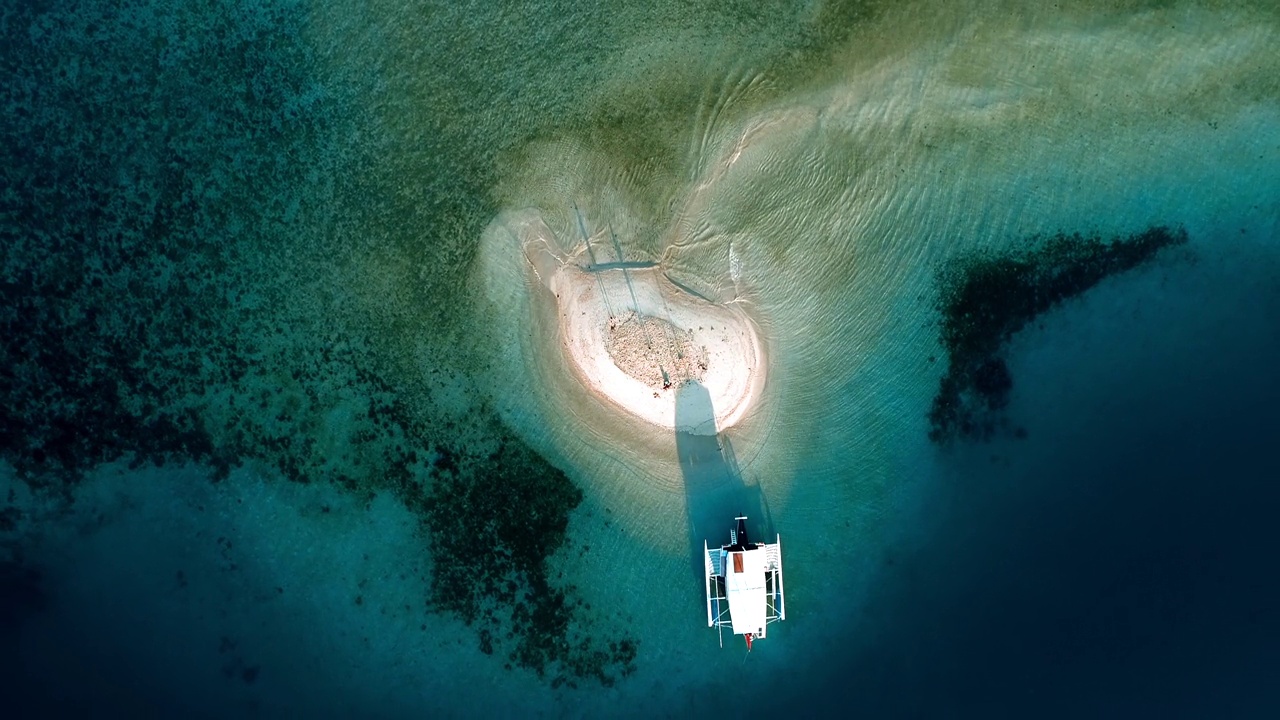 海星岛鸟瞰图，巴拉望岛巴顿港，菲律宾-无人机4K视频下载