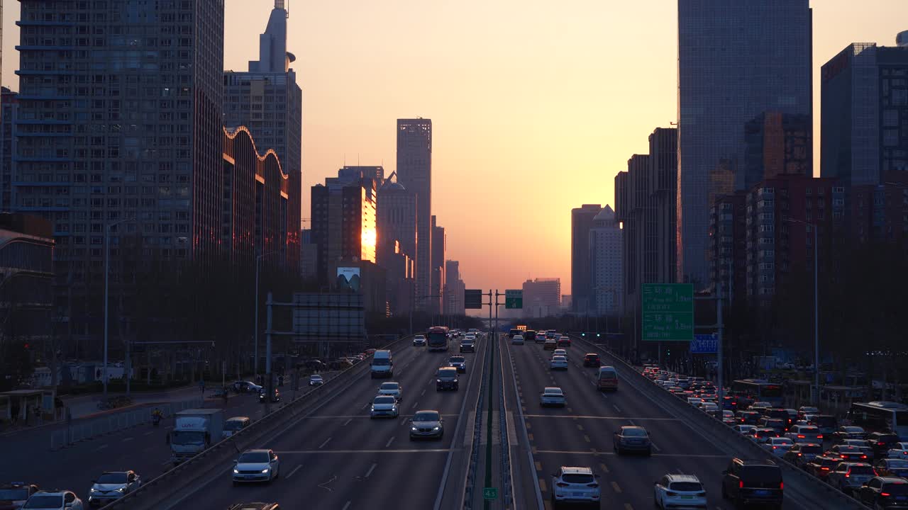 繁忙的交通，日落时车辆在两个方向行驶视频素材