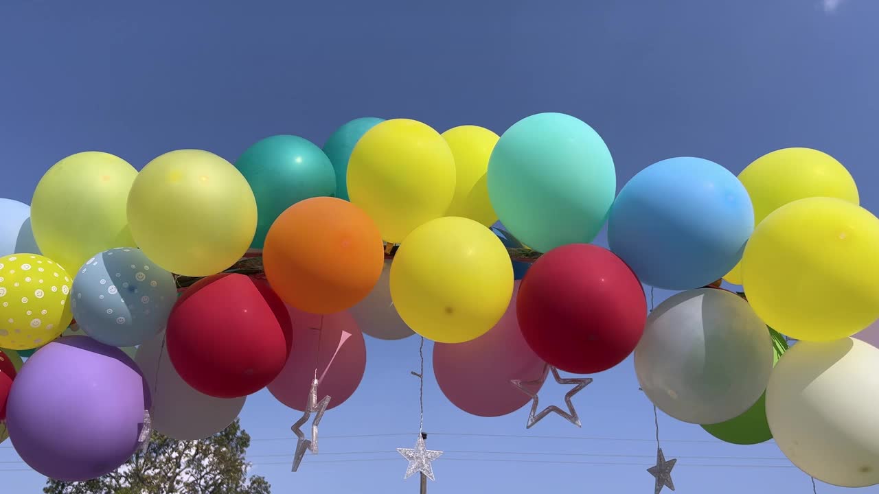 五颜六色的气球和蓝色的天空。视频下载