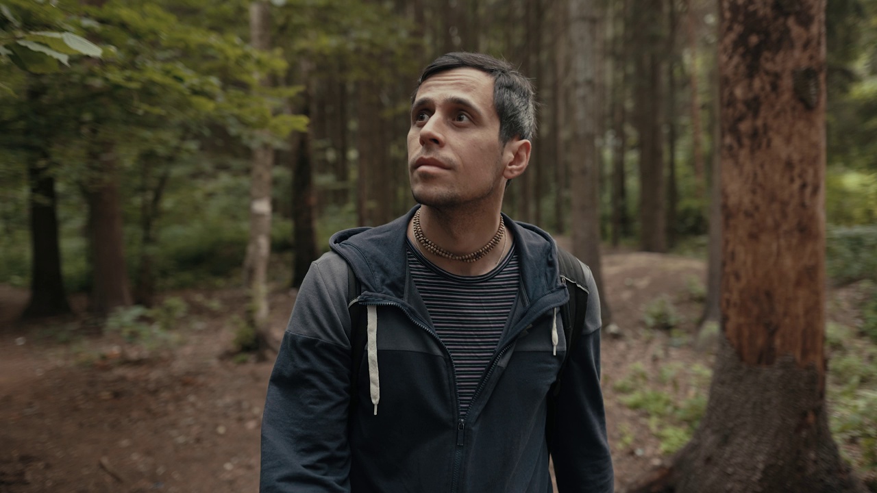 一个背着背包的男人穿过森林视频下载